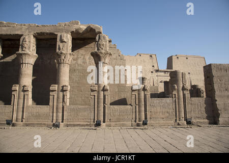 Vista parziale del Tempio di Edfu, è uno dei meglio conservati di santuari in Egitto, dedicato al dio falco Horus, fu costruito nel periodo Tolemaico essere Foto Stock