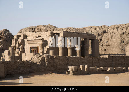 Vista parziale del Tempio di Edfu, è uno dei meglio conservati di santuari in Egitto, dedicato al dio falco Horus, fu costruito nel periodo Tolemaico essere Foto Stock