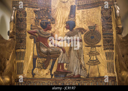 Dettagli del golden cattedra di Tutankhamon, esposte presso il Museo delle Antichità Egizie, noto comunemente come il Museo Egizio o il museo del Cairo, Foto Stock