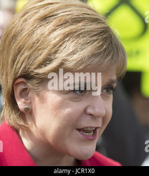 Del primo ministro di Scozia si unisce SNP candidato per East Lothian George Kerevan sul sentiero di campagna a Musselburgh dotate: Nicola Storione dove: Musselburgh, Regno Unito quando: 17 maggio 2017 Credit: Euan ciliegio/WENN.com Foto Stock