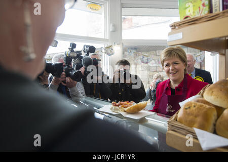 Del primo ministro di Scozia si unisce SNP candidato per East Lothian George Kerevan sul sentiero di campagna a Musselburgh dotate: Nicola Storione dove: Musselburgh, Regno Unito quando: 17 maggio 2017 Credit: Euan ciliegio/WENN.com Foto Stock