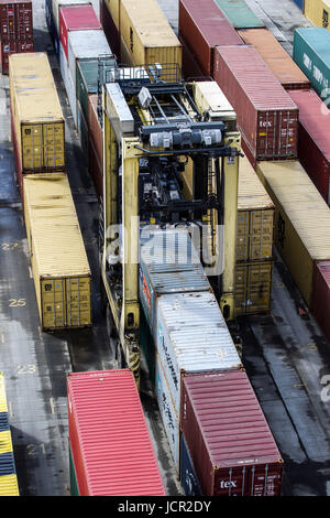 Contenitori a porto Foto Stock
