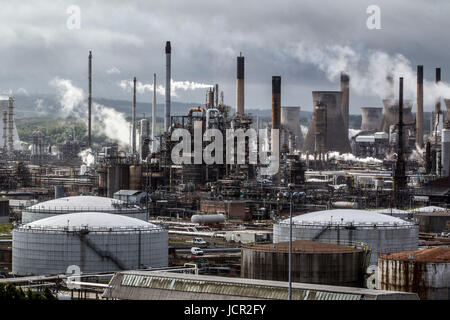 Grangemouth complesso industriale che mostra le torri di raffreddamento e Pile Scozia Scotland Foto Stock