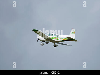 Un Grumman quattro seat motore unico monoplan uscire dall'aeroporto di Inverness nelle Highlands Scozzesi. Foto Stock