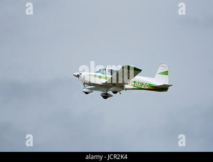 Un Grumman quattro seat motore unico monoplan uscire dall'aeroporto di Inverness nelle Highlands Scozzesi. Foto Stock