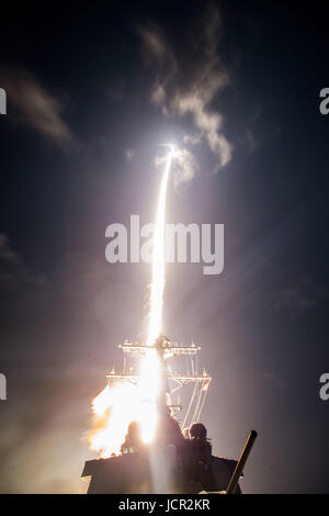 Gli Stati Uniti Navy Arleigh Burke-class guidato-missile destroyer USS John Paul Jones spara un missile Standard-3 Il blocco IIA durante un missile balistico intercepter il test al largo delle Hawaii Il 3 febbraio 2017 nell'Oceano Pacifico. Foto Stock