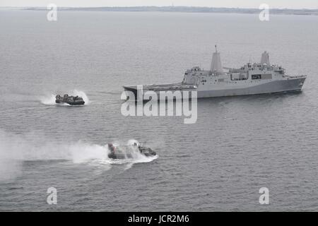 Stati Uniti Navy landing craft sbarcare dal San Antonio-classe di trasporto anfibio dock nave USS Arlington per un'anfibia sbarco sulla spiaggia durante l'esercizio BALTOPS Giugno 8, 2017 nel Mar Baltico. Foto Stock