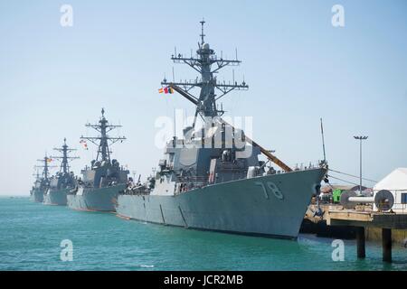 Gli Stati Uniti Navy Arleigh Burke-class guidato-missile cacciatorpediniere (fronte retro) USS Porter, USS Donald Cook, USS Carney e USS Ross moor in linea presso la stazione navale di Rota Giugno 13, 2017 a Rota, Spagna. Foto Stock