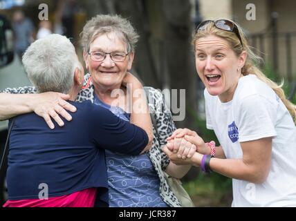 Madre Jean Leadbeater (sinistra) e Suor Kim Leadbeater (destra) assassinato MP Jo Cox, partecipare a una grande ottenere insieme caso dell'anniversario della onorevole Cox della morte, al verde in Heckmondwike, Yorskshire. Foto Stock