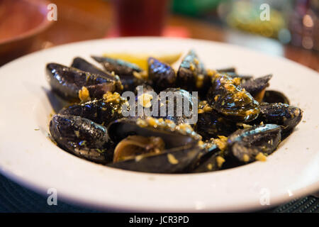 Ciotola di Cajun/Creole aglio cozze Foto Stock