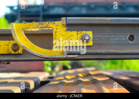 Elementi del fungo della rotaia. Trasporto di lungo rotaie di nuovo su di un carro merci. Percorso ad anello chiuso. Il gioco di guida. Carico speciale. Foto Stock