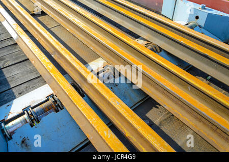 Elementi del fungo della rotaia. Trasporto di lungo rotaie di nuovo su di un carro merci. Percorso ad anello chiuso. Il gioco di guida. Carico speciale. Foto Stock