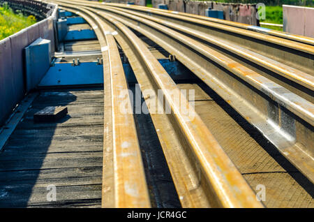 Elementi del fungo della rotaia. Trasporto di lungo rotaie di nuovo su di un carro merci. Percorso ad anello chiuso. Il gioco di guida. Carico speciale. Foto Stock