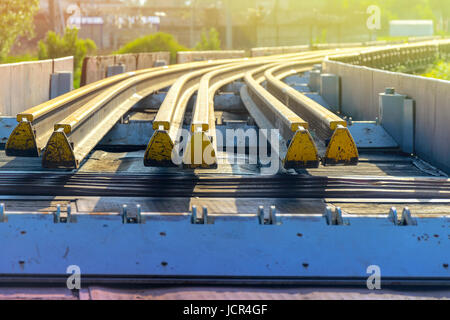 Elementi del fungo della rotaia. Trasporto di lungo rotaie di nuovo su di un carro merci. Percorso ad anello chiuso. Il gioco di guida. Carico speciale. Foto Stock