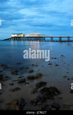 Il molo tradizionale di notte , Cromer, North Norfolk, Inghilterra, Europa Foto Stock