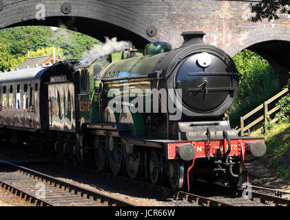 LNER B12 8572 locomotiva a vapore in verde mela livrea tira fuori della stazione di Weybourne sulla North Norfolk, Ferrovie Nord di Norfolk, Inghilterra, Europa Foto Stock