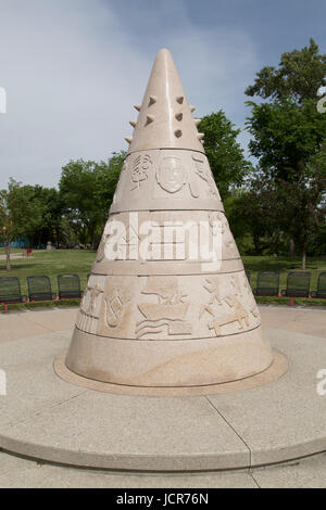 Memorial a Sien Lok Park di Calgary, Canada. A forma di cono si erge il monumento in memoria dei coloni cinesi di Alberta e Canada. Foto Stock