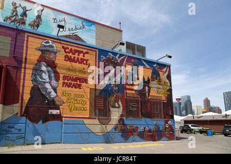 Arte di strada su un edificio di Calgary Stampede grounds di Calgary, Canada. L'artwork depcts temi occidentali. Foto Stock