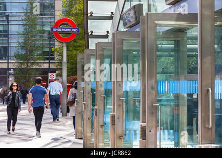 London, Regno Unito - 10 Maggio 2017 - Ingresso Est alla stazione metropolitana Canary Wharf Foto Stock