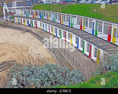 Un double decker raccolta di pittoresca spiaggia di capanne a Porthgwidden Beach di St Ives Harbour, Cornwall, England, Regno Unito Foto Stock