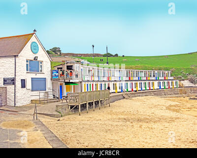 Un double decker raccolta di pittoresca spiaggia di capanne a Porthgwidden Beach di St Ives Harbour, Cornwall, England, Regno Unito Foto Stock