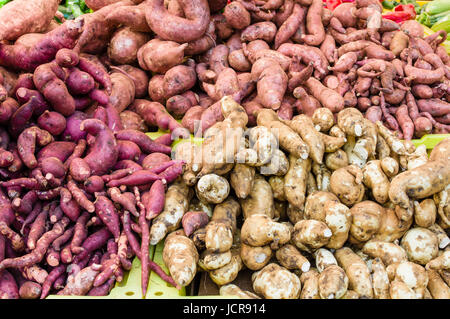 Dolci freschi Patate al mercato degli agricoltori Foto Stock