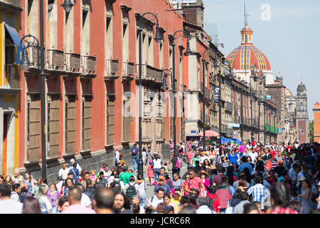 Trafficata arteria pedonale dallo Zocalo, Città del Messico, Messico Foto Stock