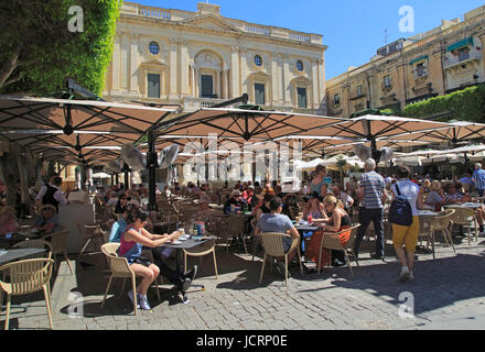 Edificio della Biblioteca Nazionale di persone in caffè in piazza della Repubblica, Valletta, Malta Foto Stock