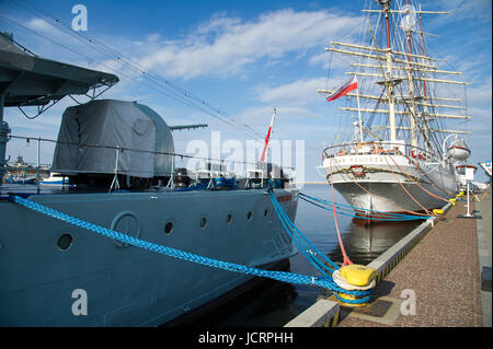 Nave museo ORP Blyskawica un Grom Cacciatorpediniere classe che hanno servito nella Marina Polacca durante la Seconda Guerra Mondiale e la nave Museo Dar Pomorza un polacco full-truccate Foto Stock