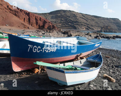 Barche su beack in Lanzarote, Isole Canarie. Foto Stock