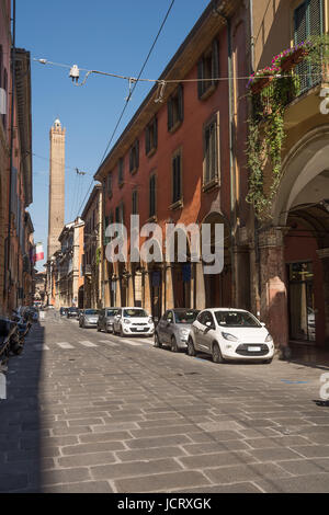 Bologna, Italia - 22 Aprile 2017: Torre degli Asinelli vista dalla Strada Maggiore di Bologna in una giornata di sole Foto Stock