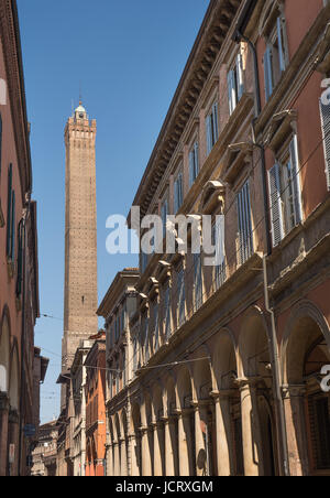 Torre degli Asinelli vista dalla Strada Maggiore di Bologna in una giornata di sole Foto Stock