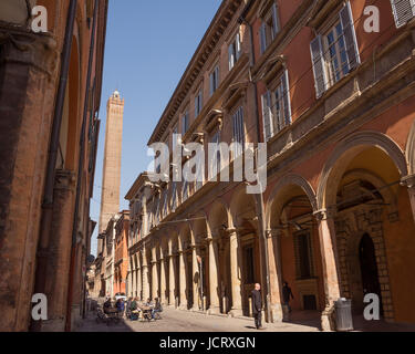 Bologna, Italia - 22 Aprile 2017: Torre degli Asinelli vista dalla Strada Maggiore di Bologna in una giornata di sole Foto Stock