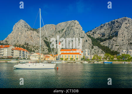 Vista fronte mare alla foce del fiume Cetina e montagna Biokovo, Omis scenario. Foto Stock