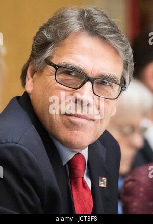 Stati Uniti Segretario di energia Rick Perry ascolta i delegati durante la riunione inaugurale del interagenzie Task Force per l'agricoltura e lo sviluppo rurale la prosperità presso il Dipartimento dell'Agricoltura il 15 giugno 2017 a Washington D.C. Foto Stock