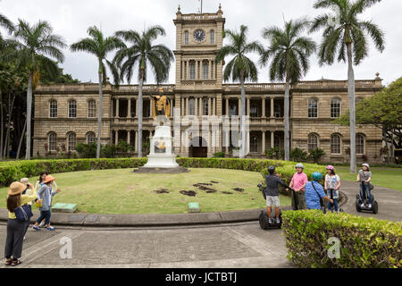 Il re Kamehameha membro di fronte all'edificio Aliiolani a Honolulu. Foto Stock