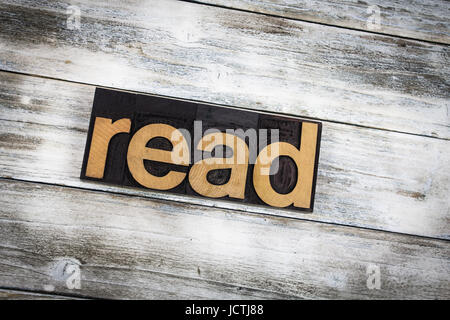 La parola 'read' scritto in legno tipo di stampa in rilievo su un bianco  lavato vecchio di tavole di legno dello sfondo Foto stock - Alamy