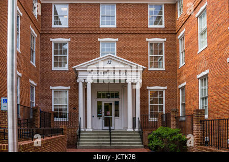 Frederick, Stati Uniti d'America - 24 Maggio 2017: Winchester Hall nel centro città in Maryland con mattoni esterno dell'edificio, segno Foto Stock
