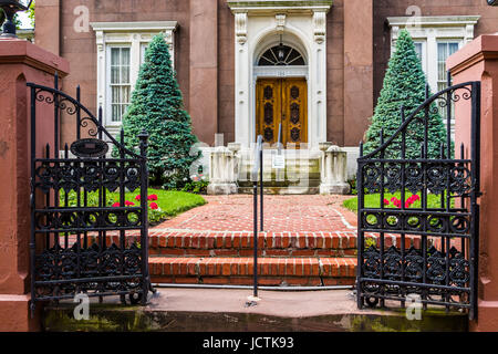 Frederick, Stati Uniti d'America - 24 Maggio 2017: Charles Trail Mansion mattone edificio nel centro di Città del Maryland con ingresso Foto Stock