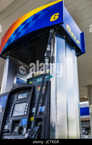 Frederick, Stati Uniti d'America - 24 Maggio 2017: primo piano della Sunoco gas pompa in corrispondenza della stazione con self service segno Foto Stock