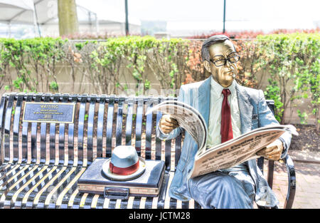 Harrisburg, Stati Uniti d'America - 24 Maggio 2017: Seward Johnson statua sul banco di lavoro leggendo il giornale in Pennsylvania in città il Riverfront Park Foto Stock