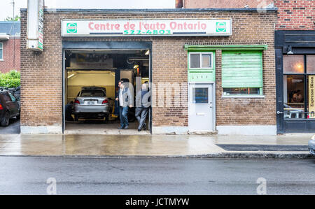 Montreal, Canada - 26 Maggio 2017: Auto service negozio chiamato " centre de l'auto Ontario' con Castrol segno Foto Stock