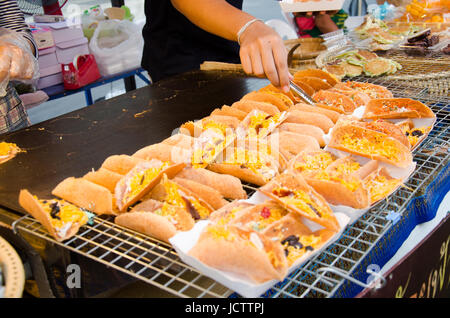 Popolo Thai cucina indigena antica chiamato Thai dolciumi Khanom bueang (una sorta di pancake riempito) a organici e street market Foto Stock