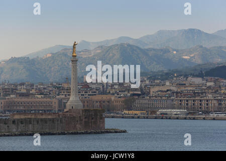 Statua dorata della Madonna della Lettera (Madonna della Lettera) sulla parte superiore della colonna a Porto entrata al porto della città di Messina, Sicilia, Italia Foto Stock