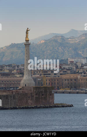 Statua dorata della Madonna della Lettera (Madonna della Lettera) sulla parte superiore della colonna a Porto entrata al porto della città di Messina, Sicilia, Italia Foto Stock