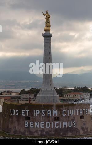 Statua dorata della Madonna della Lettera (Madonna della Lettera) sulla parte superiore della colonna a Porto entrata al porto della città di Messina, Sicilia, Italia Foto Stock