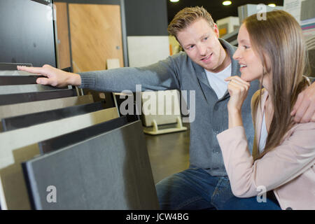 Coppia felice l'acquisto di legno nel negozio di ferramenta Foto Stock