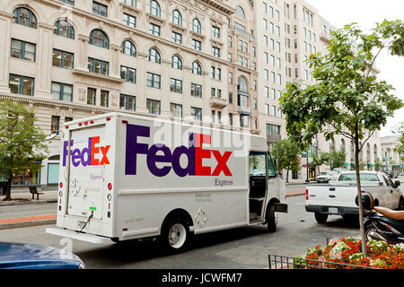 Consegna FedEx carrello parcheggiato fuori ufficio edificio - Washington DC, Stati Uniti d'America Foto Stock