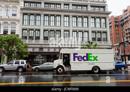 Consegna FedEx carrello parcheggiato fuori ufficio edificio - Washington DC, Stati Uniti d'America Foto Stock