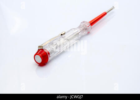 Tester elettrico cacciavite isolato su sfondo bianco.L'industria Foto Stock